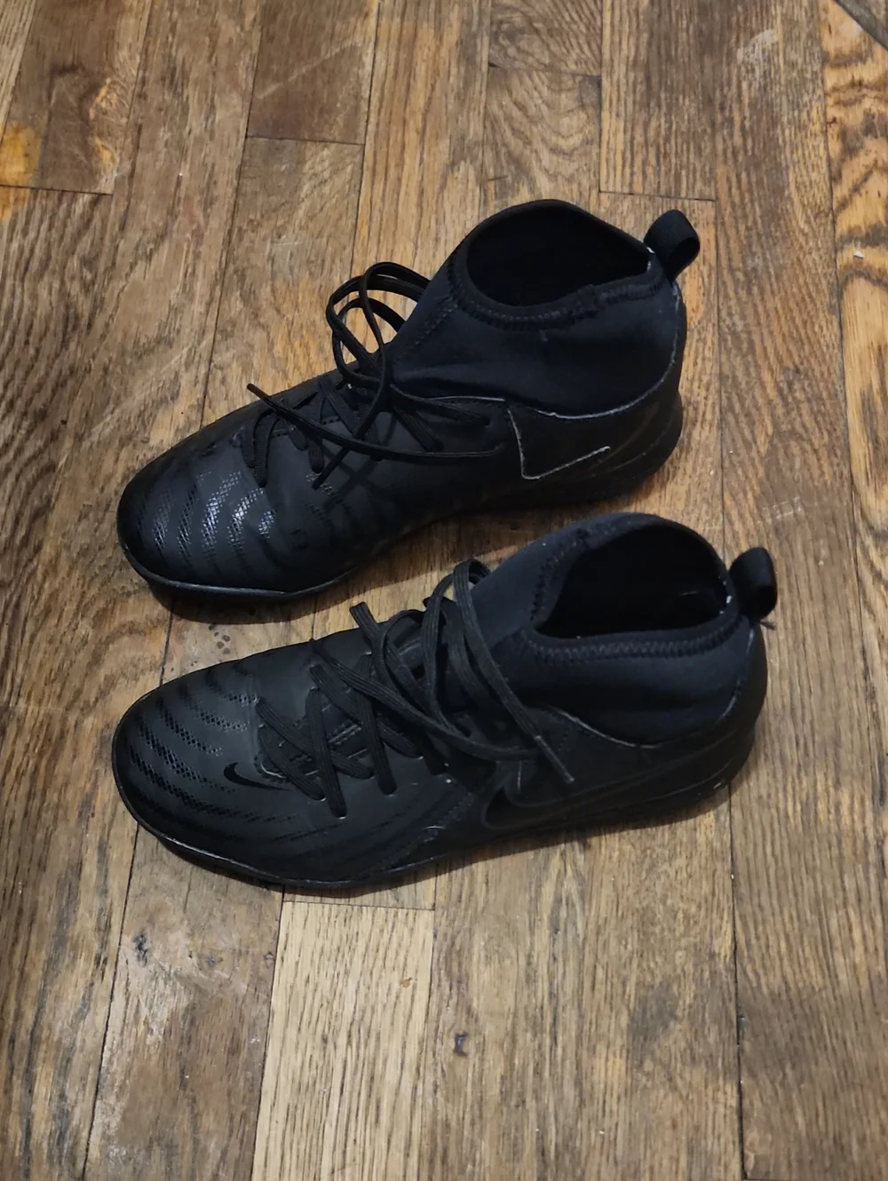 Black Nike Phantom Luna 2 high-top soccer sneakers